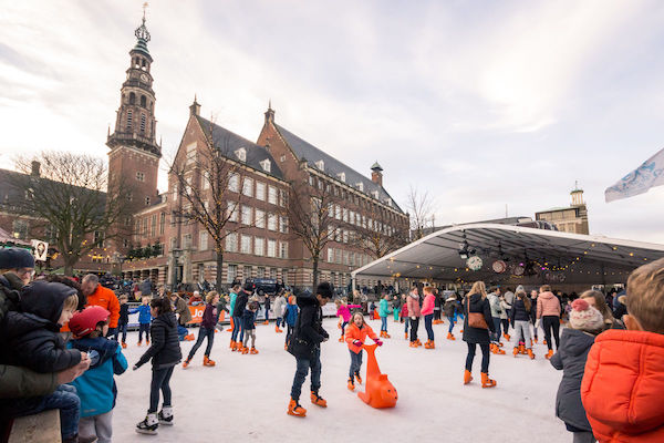 Drijvende IJsbaan Leiden: Glij zelf of gebruik een hulpje