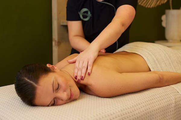 Roompot Thermaalbad Arcen: Vrouw krijgt een massage