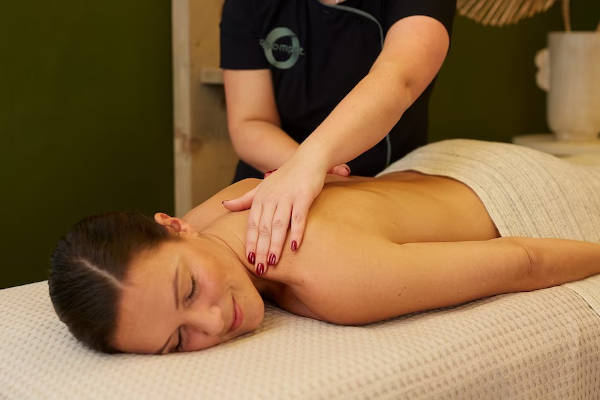 Vrouw krijgt een massage