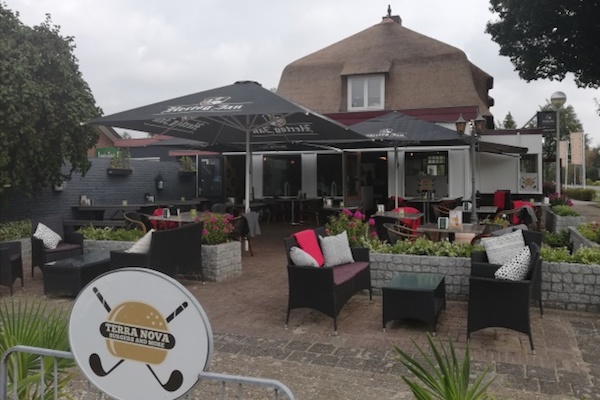 Minigolf Terra Nova: Op het terras of in het eetcafé genieten van een heerlijke home-made burger