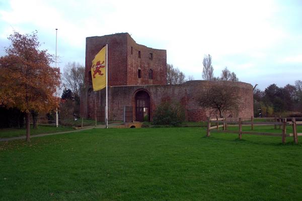 Kasteel Teylingen: De ruïne van het kasteel Teylingen is een ronde waterburcht