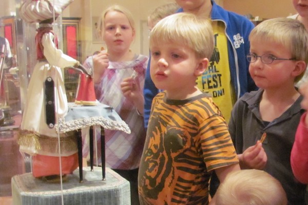 Kinderen bij de goochelaar in de muziekzaal