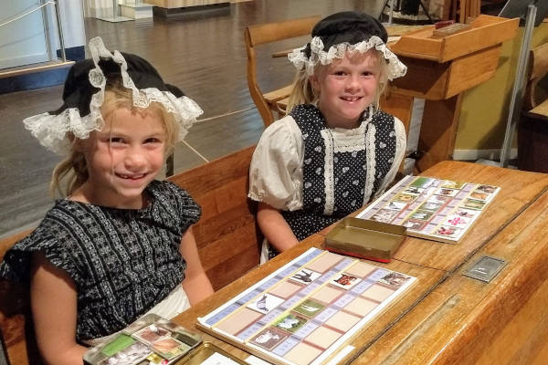 Verkleede meisjes in schoolbank