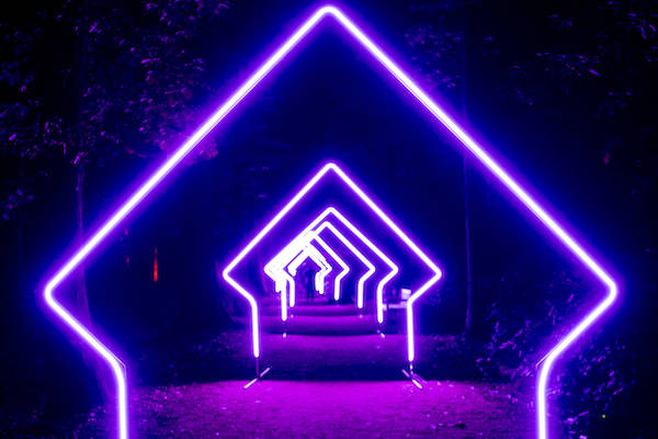 Loop door de poort van verlichtte huizen