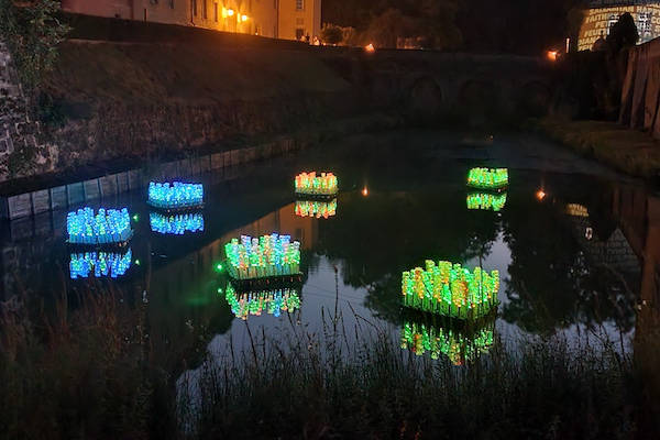 Kasteel Doornenburg: Zie ook de verschillende kunstwerken in het water