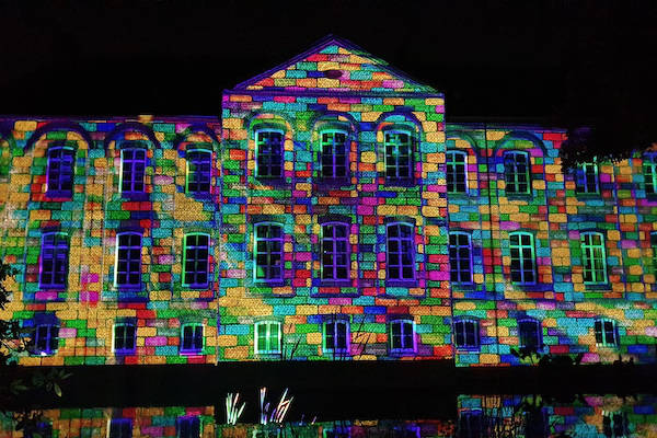 Kasteel tijdens het lichtfestival