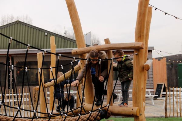 Kinderen kunnen uren lang genieten in de speeltuin