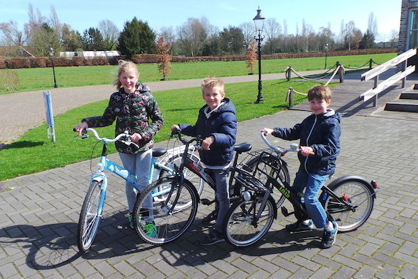 Voor de kinderen zijn er een aantal fietsen van verschillende maten te huur