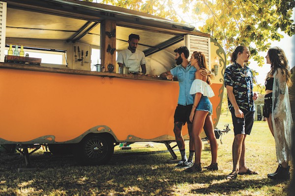 Geniet van vers bereidde lekkernijen van diverse foodtrucks