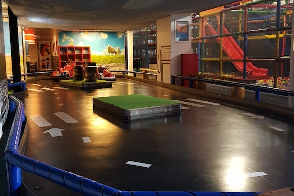 Kinderspeelparadijs Ballorig Den Helder: Race rondjes in de gaafste auto's
