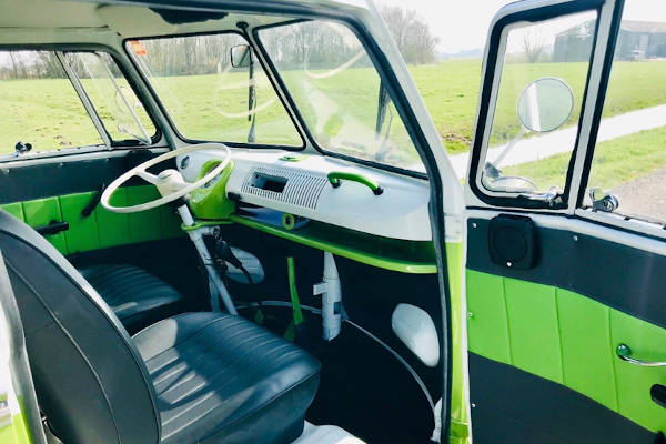 Oldtimer Huren Friesland: Spijl busje interieur