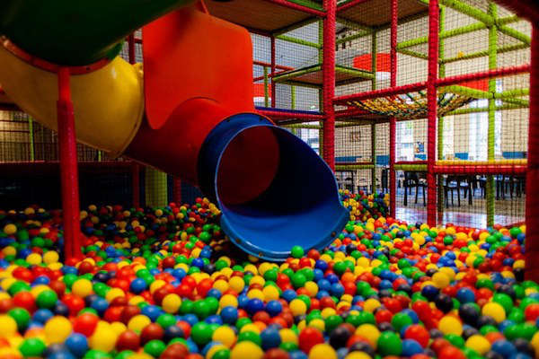 Ballorig Hattem Kinderspeelparadijs: Glij zo de ballen in