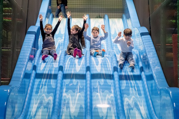 Kinderspeelparadijs Ballorig Heerenveen: Glijden van de glijbaan