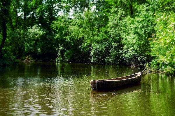 Met een boomstamkano het water op