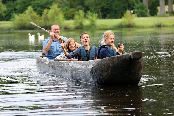 Varen in een boomstamkano