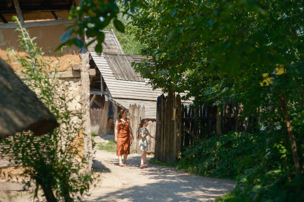 Lopen door het dorp