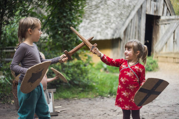 Spelende kinderen met zwaarden