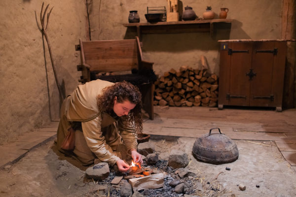 Vuur maken zoals vroeger in het preHistorisch Dorp