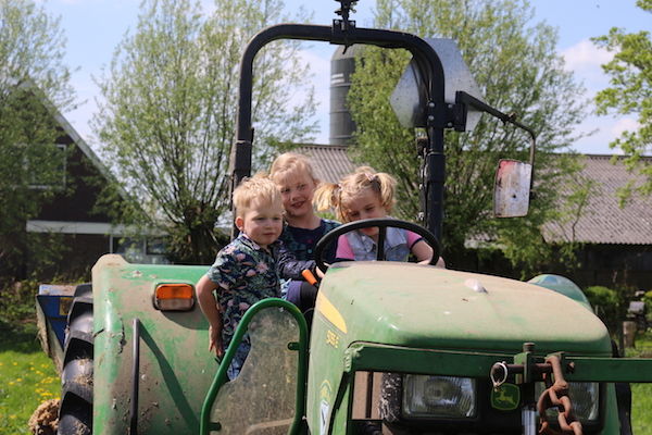 Klim samen op de oude tractor