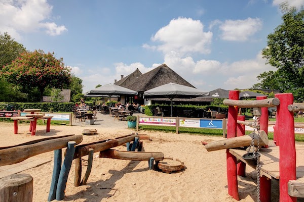 Speeltuin Hoge Neer: Vanaf het terras heb je goed zicht op de speeltuin