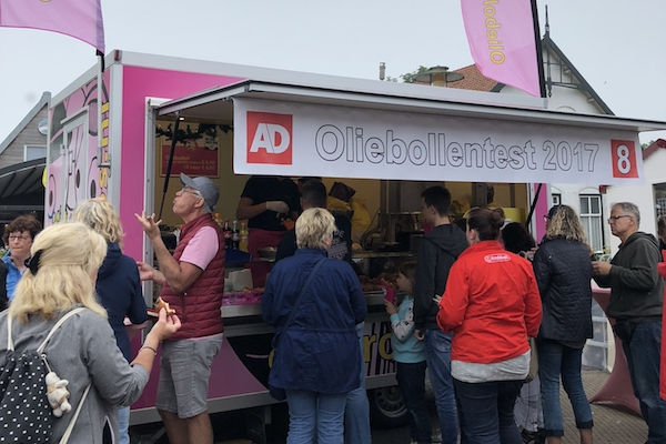 Op een winterkerstmarkt mogen de oliebollen natuurlijk niet ontbreken