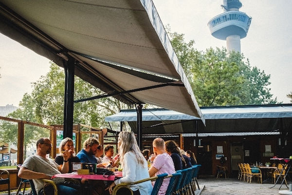 Midget Golfbaan Parkhaven: Terras Parkhaven met uitzicht op de Maas en aan de voet van de Euromast