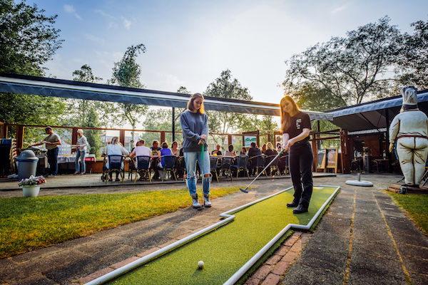 Gezellig potje midgetgolfen op de 18-holesbaan