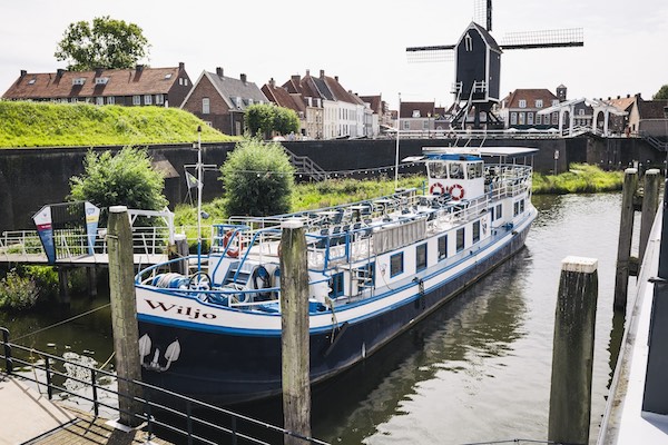 De rondvaartboot bij daglicht