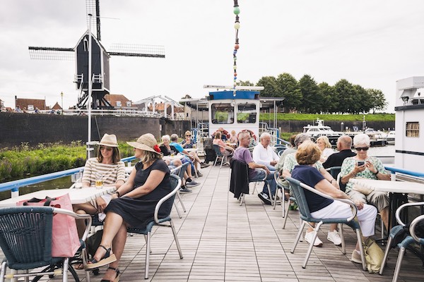 Maak een leuke rondvaart met vrienden over de Maas