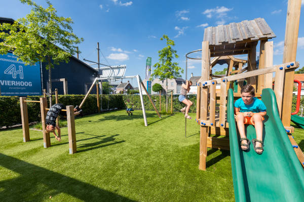 Vier Hoog Zevenbergen: Speeltuin buiten