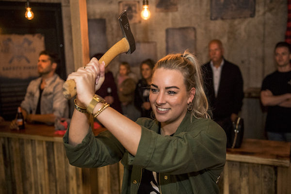 Axe Throwing is een activiteit die vraagt om kracht en precisie