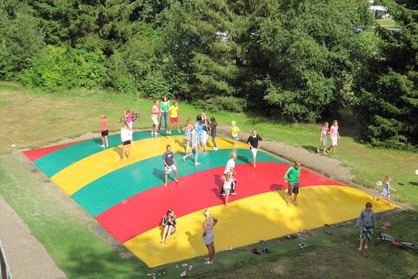 Vakantiepark Witterzomer: Springen op het grote springkussen