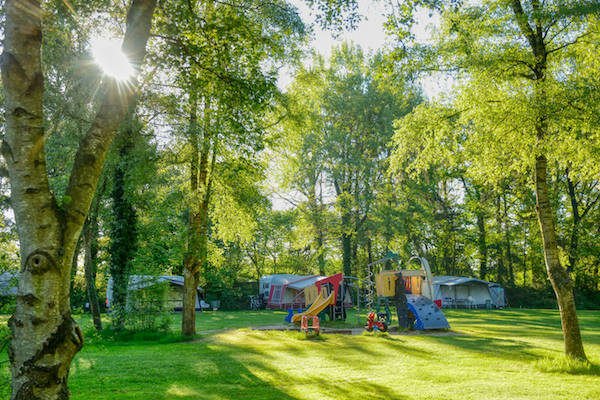 Kampeerveld met speelplaats