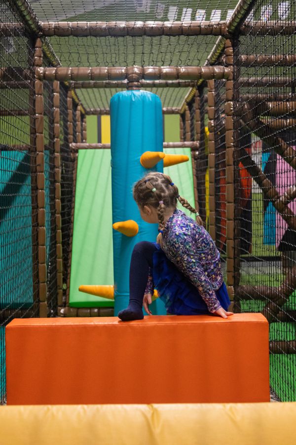 Spelen in de indoor speeltuin