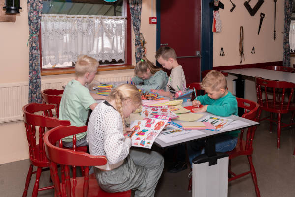 Kinderen knutselen aan tafel
