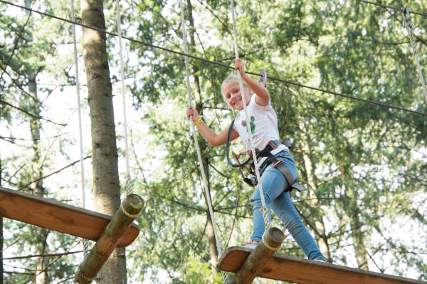 Over de houten planken lopen