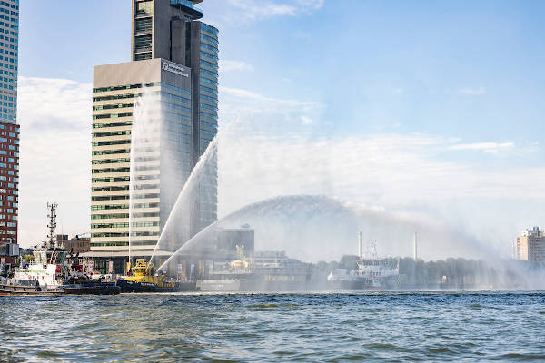 Spuiten over het water