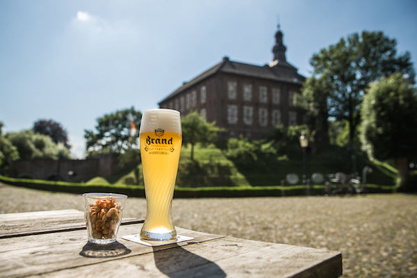 Geniet van het zonnetje met een lekker koud biertje op het mooie landgoed