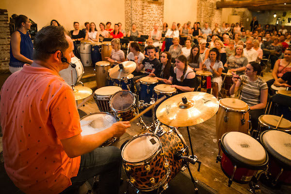 Percussieworkshop volgen samen met vrienden en vriendinnen