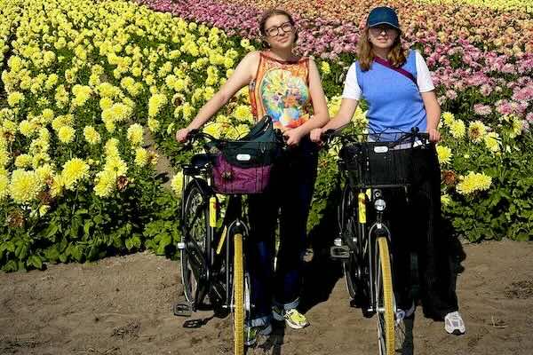 Samen fietsen tussen de bloemen bij Fietsen langs de bloemenvelden in Lisse