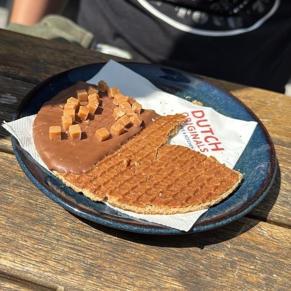 Heerlijke chocolade stroopwafel bij Bataviastad Outlet