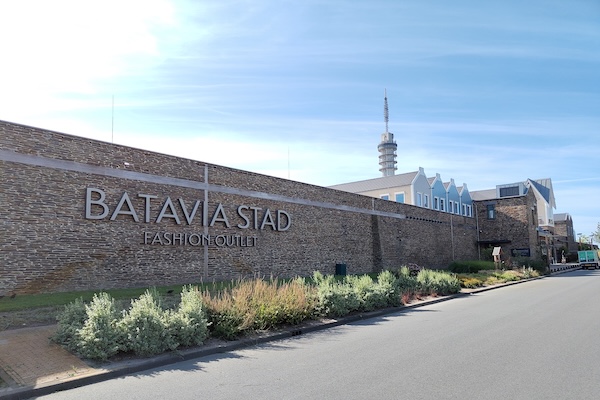 Parkeerplaats en logo Bataviastad Outlet