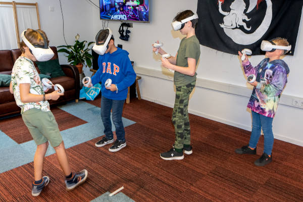 Virtuorium: Kinderen spelen een vr game