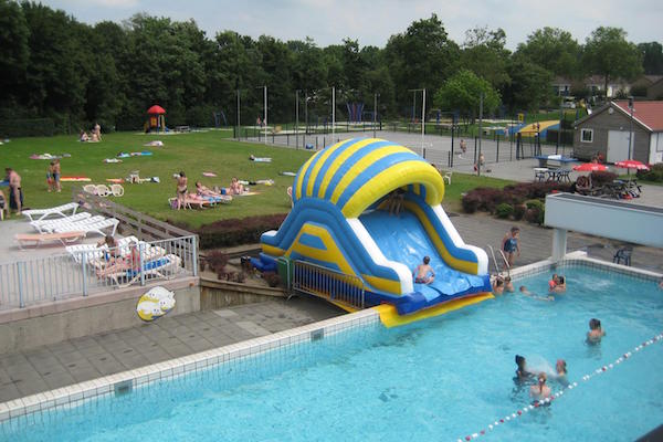 Waterpret in het buitenbad