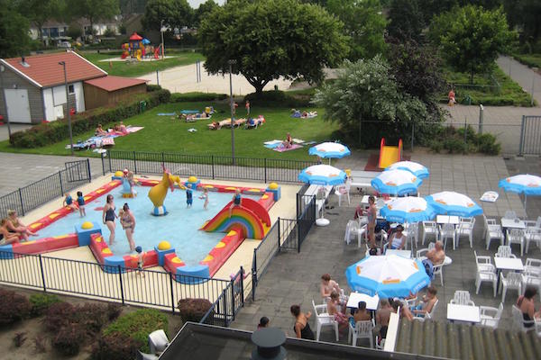 Bad Hesselingen: Kinderbad en terras buiten