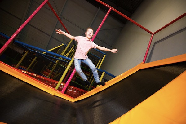 Springen op de trampolines