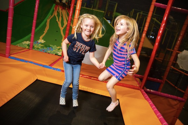 Samen springen op de trampolines