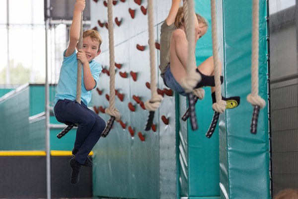 Klimmen en klauteren in het trampolinepark