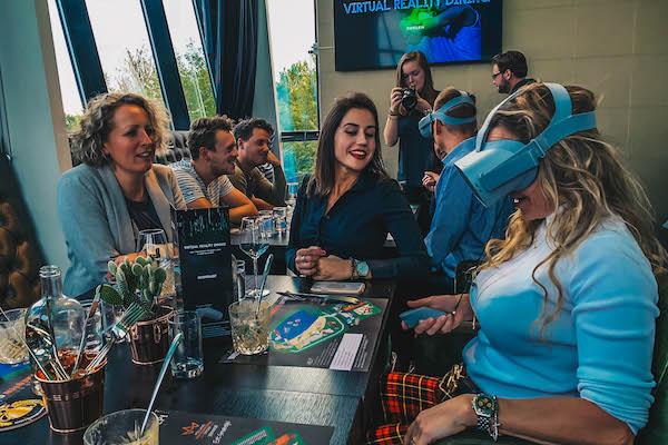 Virtual Reality Dining: Stap om beurten in een virtuele wereld