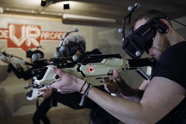 VR Arcade HQ: Bril en wapen
